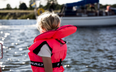 HOW TO CHOOSE THE RIGHT LIFEJACKET FOR YOUR CHILD